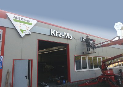 leuchtreklame-leuchtwerbung-aussenwerbung-wandmontage-logo auf mauer-montage-kwom-graphix-overath-untereschabch-köln-leverkusen-bonn-lindlar-rösrath-bensberg-bergisch gladbach-led werbung-