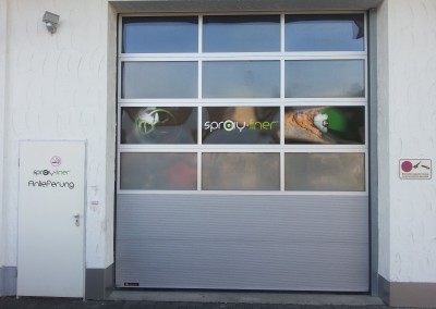 kwom graphix aussenwerbung schaufensterbeklebung beschriftung fensterscheibe rolltor overath köln bensberg rösrath lindlar