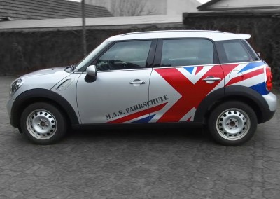 Mini Cooper mit "Union Jack" und Rennstreifen beklebt von KWOM für M.A.S. Fahrschule