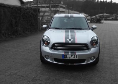 Mini Cooper mit "Union Jack" und Rennstreifen beklebt von KWOM für M.A.S. Fahrschule