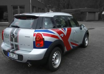 Mini Cooper mit "Union Jack" und Rennstreifen beklebt von KWOM für M.A.S. Fahrschule